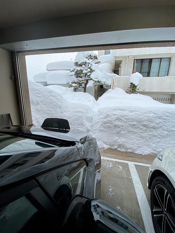 除雪車がガレージ前に放置した積雪